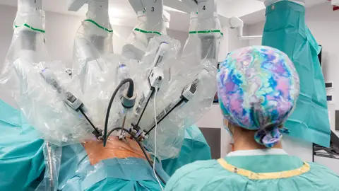 Cirugía bariátrica realizada a un paciente con sobrepeso utilizando el robot médico Da Vinci en el Instituto Militar de Medicina de Varsovia, Polonia, el 5 de diciembre de 2024. Cirugía bariátrica realizada a un paciente con sobrepeso utilizando el robot médico Da Vinci en el Instituto Militar de Medicina de Varsovia, Polonia, el 5 de diciembre de 2024.