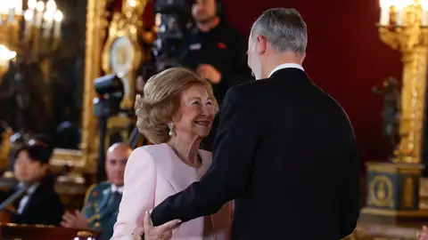 El rey Felipe impone el Toisón de Oro a su madre la reina Sofía, durante el acto de conmemoración del 50 aniversario de restauración de la monarquía, este viernes en el palacio Real en Madrid. El rey Felipe impone el Toisón de Oro a su madre la reina Sofía, durante el acto de conmemoración del 50 aniversario de restauración de la monarquía, este viernes en el palacio Real en Madrid.