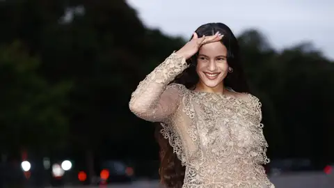 Rosalía atendiendo a la Fundación Vuitton en Paris Rosalía atendiendo a la Fundación Vuitton en Paris