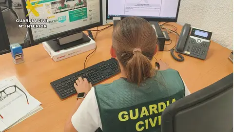 Una agente durante las investigaciones Una agente durante las investigaciones