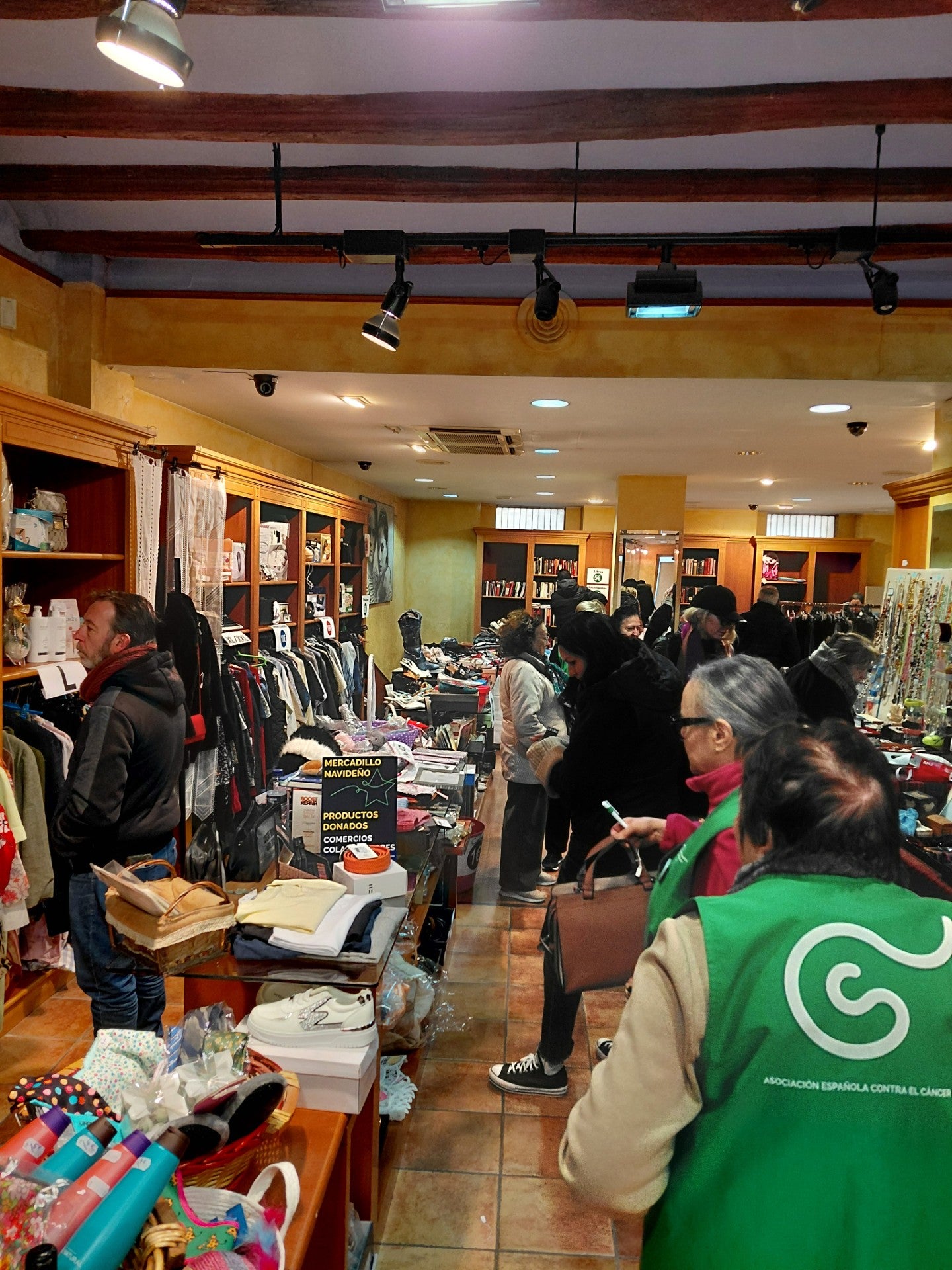 Abre sus puertas en Huesca el tradicional Mercadillo Navideño contra el Cáncer Abre sus puertas en Huesca el tradicional Mercadillo Navideño contra el Cáncer