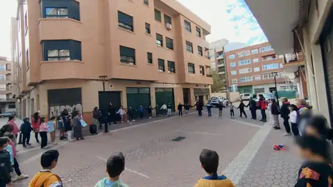 Niños jugando en la calle en Albacete Niños jugando en la calle en Albacete