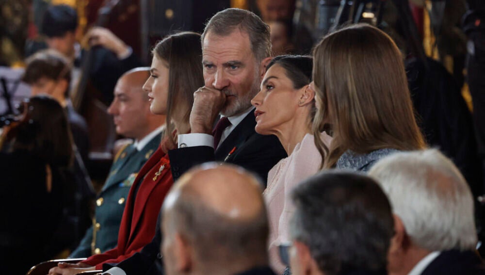 La princesa leonor, el rey Felipe, la reina Letizia y la infanta Sofía, durante el acto de conmemoración del 50 aniversario de restauración de la monarquía/ EFE/JJ Guillén