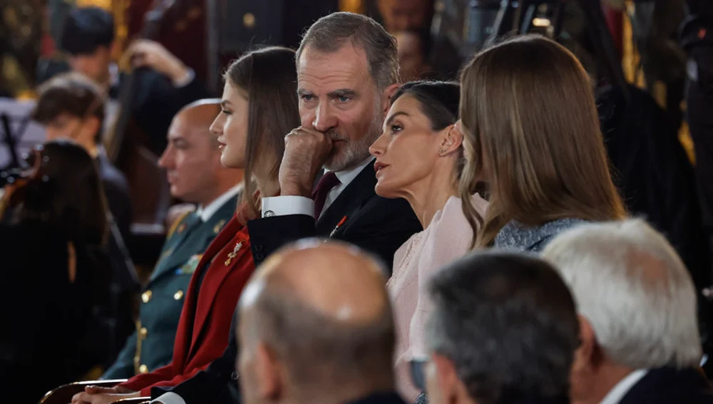 La princesa leonor, el rey Felipe, la reina Letizia y la infanta Sofía, durante el acto de conmemoración del 50 aniversario de restauración de la monarquía/ EFE/JJ Guillén La princesa leonor, el rey Felipe, la reina Letizia y la infanta Sofía, durante el acto de conmemoración del 50 aniversario de restauración de la monarquía/ EFE/JJ Guillén