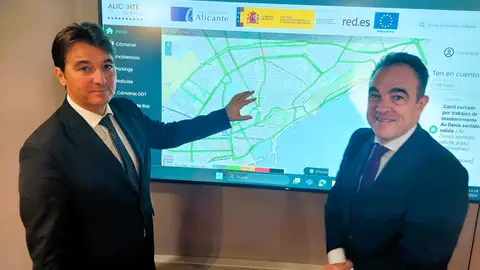Los concejales de movilidad y de innovación en la presentación de la plataforma Los concejales de movilidad y de innovación en la presentación de la plataforma