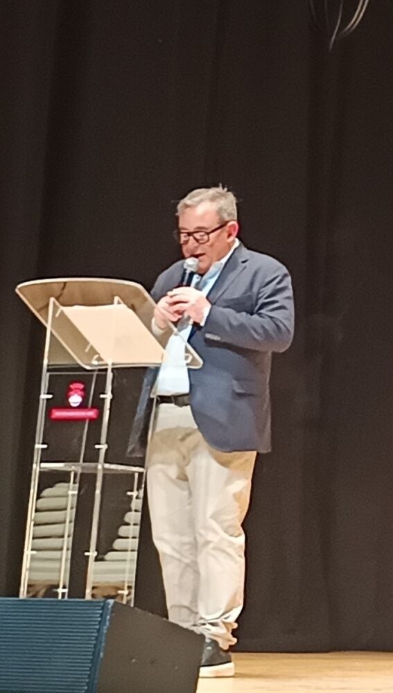 Raúl Asencio durante la presentación panettone especial elaborado para la Navidad de 2025.