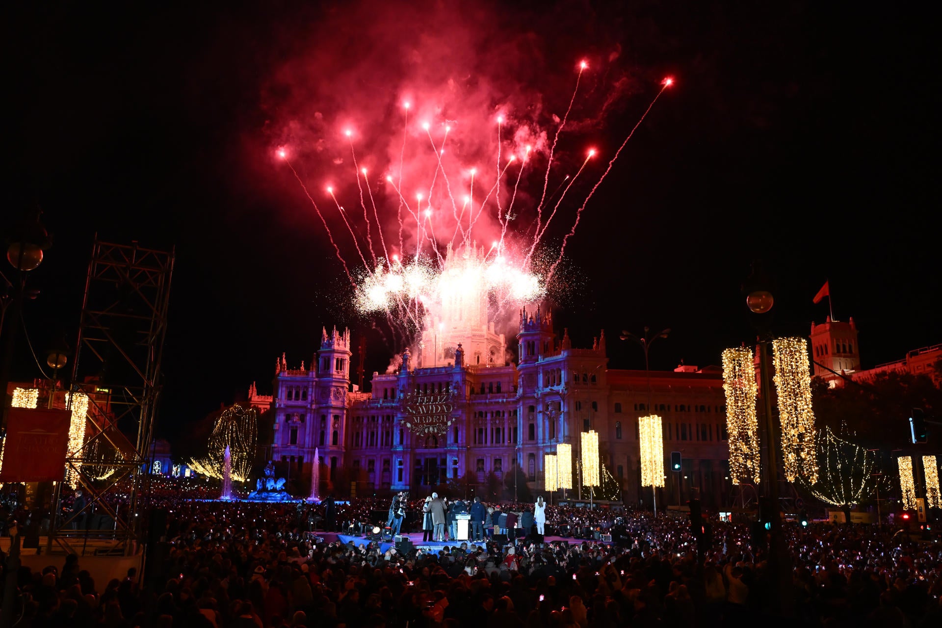 Madrid da la bienvenida a la Navidad con un espectacular encendido de luces ante miles de personas Madrid da la bienvenida a la Navidad con un espectacular encendido de luces ante miles de personas