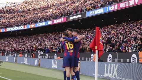 Los jugadores del Barça celebran el gol de Lewandowski Los jugadores del Barça celebran el gol de Lewandowski