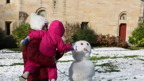 Niños junto a sus padres disfrutan de la nieve en el alto de Urkiola en Bizkaia una vez pasado el temporal de frio, nieve y agua en el norte de la península. Niños junto a sus padres disfrutan de la nieve en el alto de Urkiola en Bizkaia una vez pasado el temporal de frio, nieve y agua en el norte de la península.