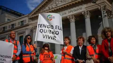 Varias personas durante una marcha por la aplicación de la Ley ELA, a 23 de octubre de 2025 Varias personas durante una marcha por la aplicación de la Ley ELA, a 23 de octubre de 2025