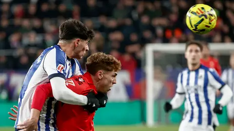 Víctor Muñoz es sujetado por un defensa de la Real Víctor Muñoz es sujetado por un defensa de la Real