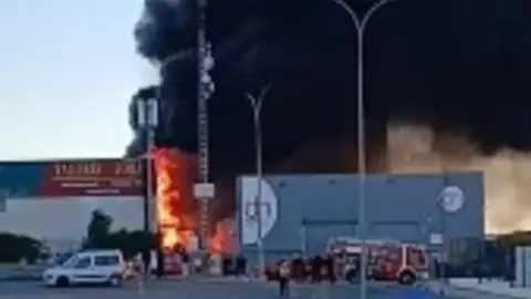 El incendio en la nave de pinturas del polígono Faima de Crevillent. El incendio en la nave de pinturas del polígono Faima de Crevillent.