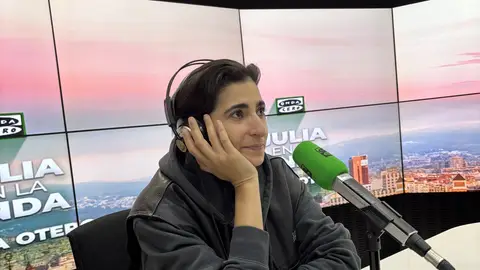 Alba Flores en la entrevista en Julia en la onda Alba Flores en la entrevista en Julia en la onda