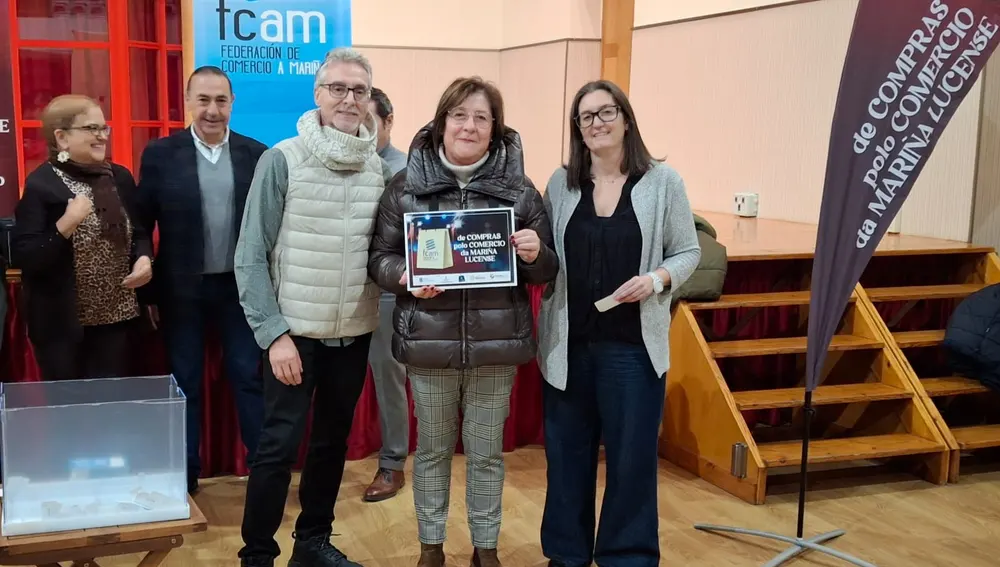 Entrega del premio de 100 euros en vales de compra a la afortunada en compañía de Isabel Méndez. Entrega del premio de 100 euros en vales de compra a la afortunada en compañía de Isabel Méndez.