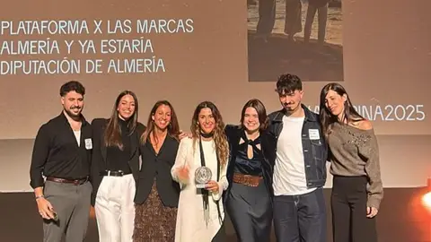 El equipo de Plataforma X las marcas recogiendo el premio Agripina El equipo de Plataforma X las marcas recogiendo el premio Agripina