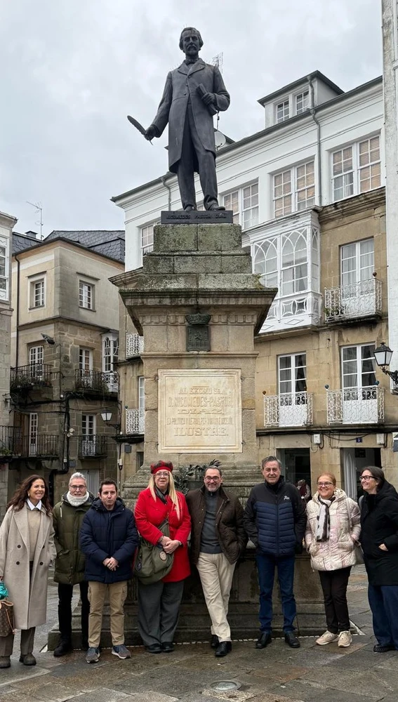 Posando en la estatua de Nicomedes Pastor Díaz, sita en la Plaza Mayor de Viveiro. Posando en la estatua de Nicomedes Pastor Díaz, sita en la Plaza Mayor de Viveiro.