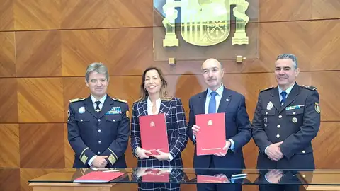 Chueca y Beltrán con representantes de las fuerzas y cuerpos de seguridad, tras la firma del acuerdo Chueca y Beltrán con representantes de las fuerzas y cuerpos de seguridad, tras la firma del acuerdo