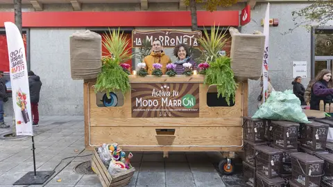 La "marroneta" conciencia a los habitantes de la Hoya sobre el uso el cubo marrón La "marroneta" conciencia a los habitantes de la Hoya sobre el uso el cubo marrón