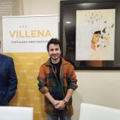 De izquierda a derecha: Fulgencio Cerdán, alcalde de Villena, y Víctor Lucas, pregonero de la Navidad 2025. 