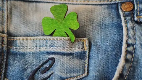 Por qué jugamos siempre el mismo número: las supersticiones más comunes trébol de cuatro hojas en un bolsillo de pantalón como símbolo de la suerte