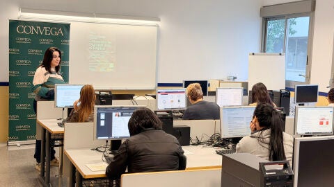 Convega desarrolla un programa para mejorar la empleabilidad de la mujer en la Vega Baja Convega desarrolla un programa para mejorar la empleabilidad de la mujer en la Vega Baja