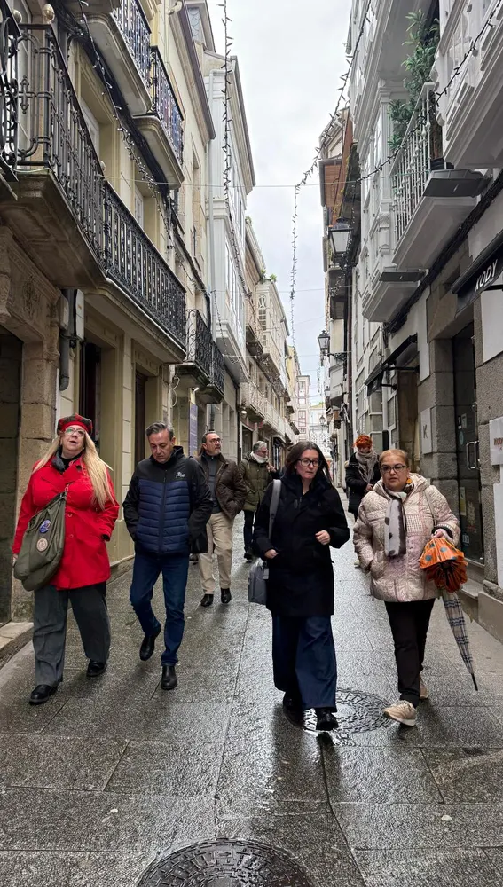 La comitiva visitando locales por el casco urbano de Viveiro. La comitiva visitando locales por el casco urbano de Viveiro.