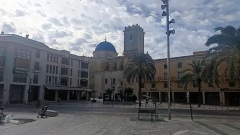 Vista de la basílica de Santa María de Elche. Vista de la basílica de Santa María de Elche.