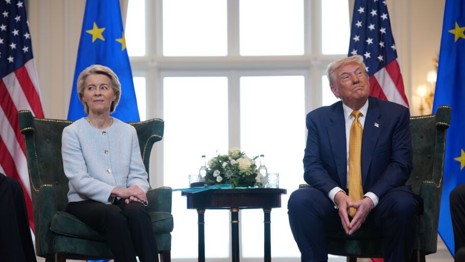 La presidenta de la Comisi&oacute;n Europea, Ursula von der Leyen, se re&uacute;ne con el presidente de Estados Unidos, Donald Trump, en el club de golf Trump Turnberry el 27 de julio de 2025 en Turnberry, Escocia. 