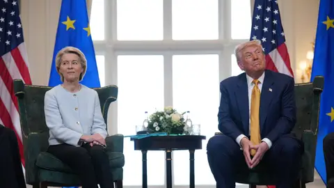 La presidenta de la Comisión Europea, Ursula von der Leyen, se reúne con el presidente de Estados Unidos, Donald Trump, en el club de golf Trump Turnberry el 27 de julio de 2025 en Turnberry, Escocia. La presidenta de la Comisión Europea, Ursula von der Leyen, se reúne con el presidente de Estados Unidos, Donald Trump, en el club de golf Trump Turnberry el 27 de julio de 2025 en Turnberry, Escocia.