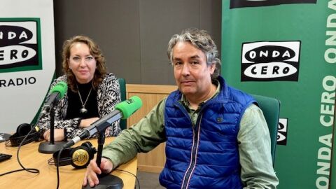 El doctor Alberto Alonso acompaña a la periodista Elka Dimitrova en Onda Cero Mallorca El doctor Alberto Alonso acompaña a la periodista Elka Dimitrova en Onda Cero Mallorca