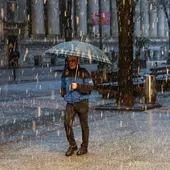 Un hombre se protege de una intensa granizada en el centro de Bilbao Un hombre se protege de una intensa granizada en el centro de Bilbao