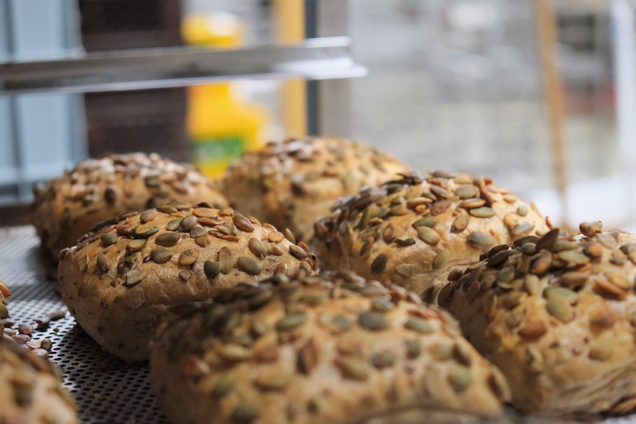 Por qué es mejor para la salud comer pan integral: claves para introducir estos cereales en la dieta