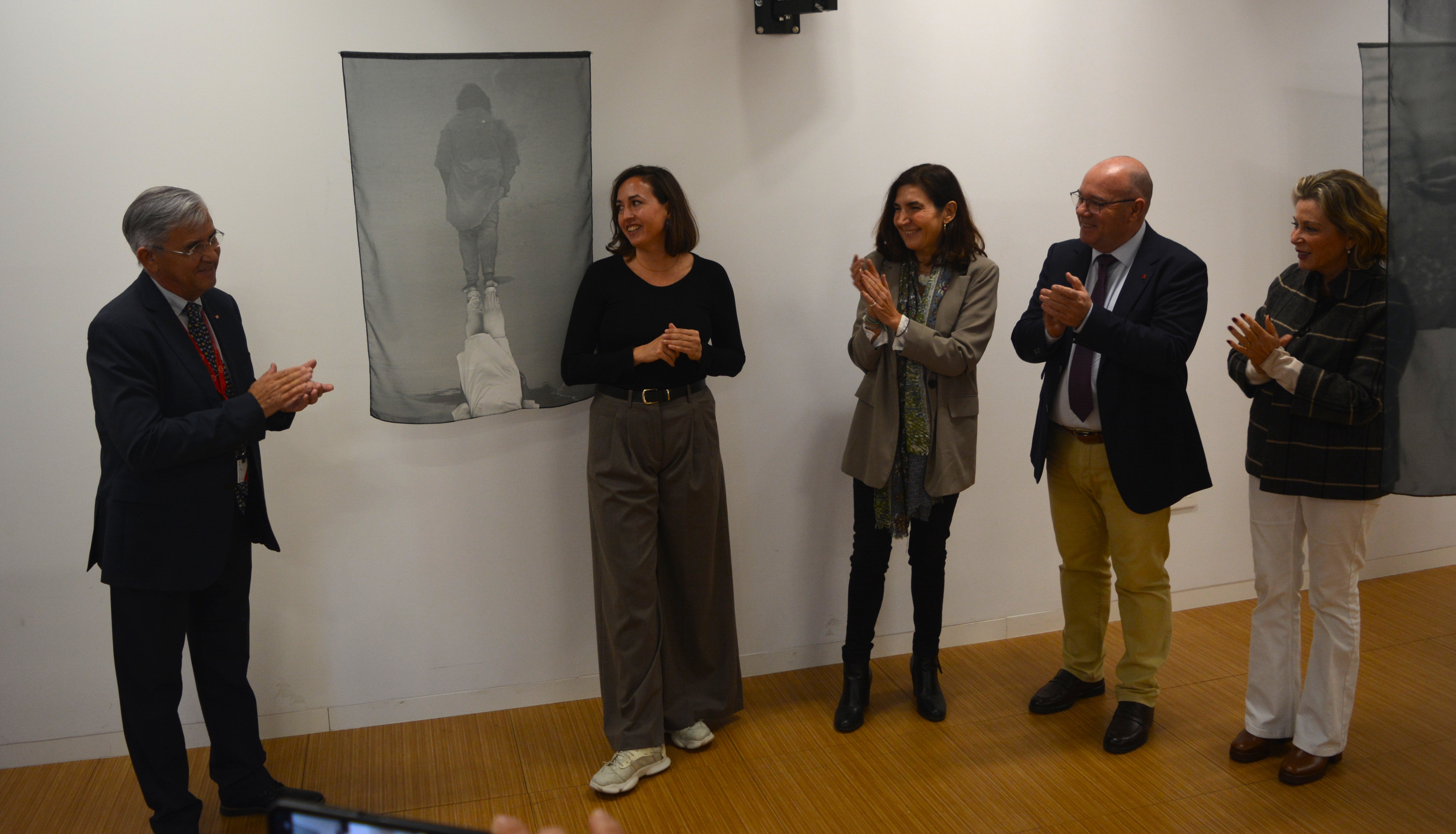 Cruz Roja inaugura la exposición “Fragmentos II”, con las historias de superación de mujeres víctimas de violencia de género en Andalucía Cruz Roja inaugura la exposición “Fragmentos II”, con las historias de superación de mujeres víctimas de violencia de género en Andalucía