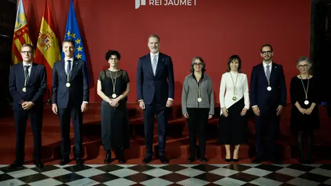 Los galardonados con los Premios Rei Jaume I 2025 posan con el rey Felipe VI en la ceremonia de la 37ª edición de los Premios Rei Jaume I. Los galardonados con los Premios Rei Jaume I 2025 posan con el rey Felipe VI en la ceremonia de la 37ª edición de los Premios Rei Jaume I.