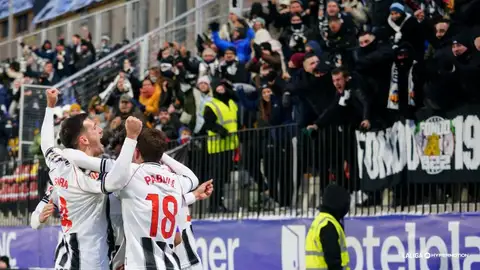 Los jugadores del Castellón celebran un gol con la afición desplazada a Andorra Los jugadores del Castellón celebran un gol con la afición desplazada a Andorra