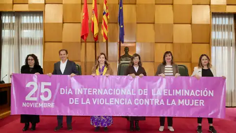La alcaldesa de Zaragoza y representantes de todos los partidos con la pancarta conmemorativa La alcaldesa de Zaragoza y representantes de todos los partidos con la pancarta conmemorativa