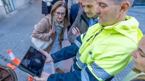 Un operario de Aguas de Cádiz operando el dron Un operario de Aguas de Cádiz operando el dron