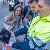 Un operario de Aguas de Cádiz operando el dron