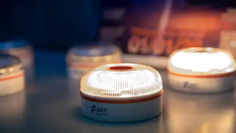 Baliza V-16 geolocalizable de la DGT Baliza V-16 geolocalizable de la DGT presentada en la Delegación del Gobierno de Cantabria