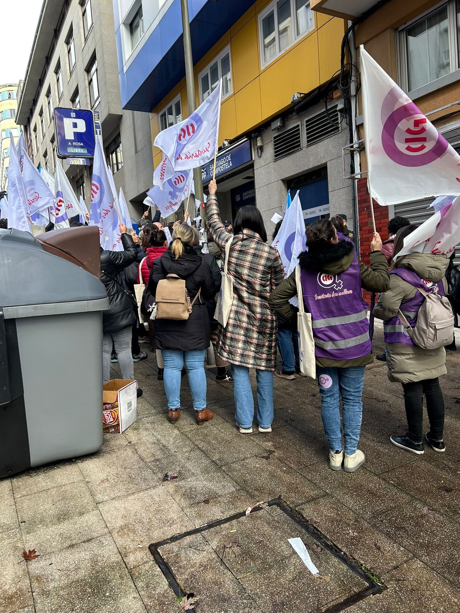 El PP de Santiago afea a la CIG llevar a su sede en la rúa San Pedro de Mezonzo la protesta del 25N: "Compañeras trabajaron protegidas por la Policía" El PP de Santiago afea a la CIG llevar a su sede en la rúa San Pedro de Mezonzo la protesta del 25N: "Compañeras trabajaron protegidas por la Policía"