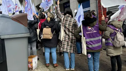 El PP de Santiago afea a la CIG llevar a su sede en la rúa San Pedro de Mezonzo la protesta del 25N: "Compañeras trabajaron protegidas por la Policía" El PP de Santiago afea a la CIG llevar a su sede en la rúa San Pedro de Mezonzo la protesta del 25N: "Compañeras trabajaron protegidas por la Policía"