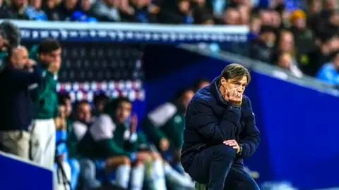 El entrenador del Sevilla, Matías Almeyda, durante el partido de la jornada 13 de LaLiga EA Sports entre el RCD Espanyol y el Sevilla FC, este lunes en el RCDE Stadium El entrenador del Sevilla, Matías Almeyda, durante el partido de la jornada 13 de LaLiga EA Sports entre el RCD Espanyol y el Sevilla FC, este lunes en el RCDE Stadium