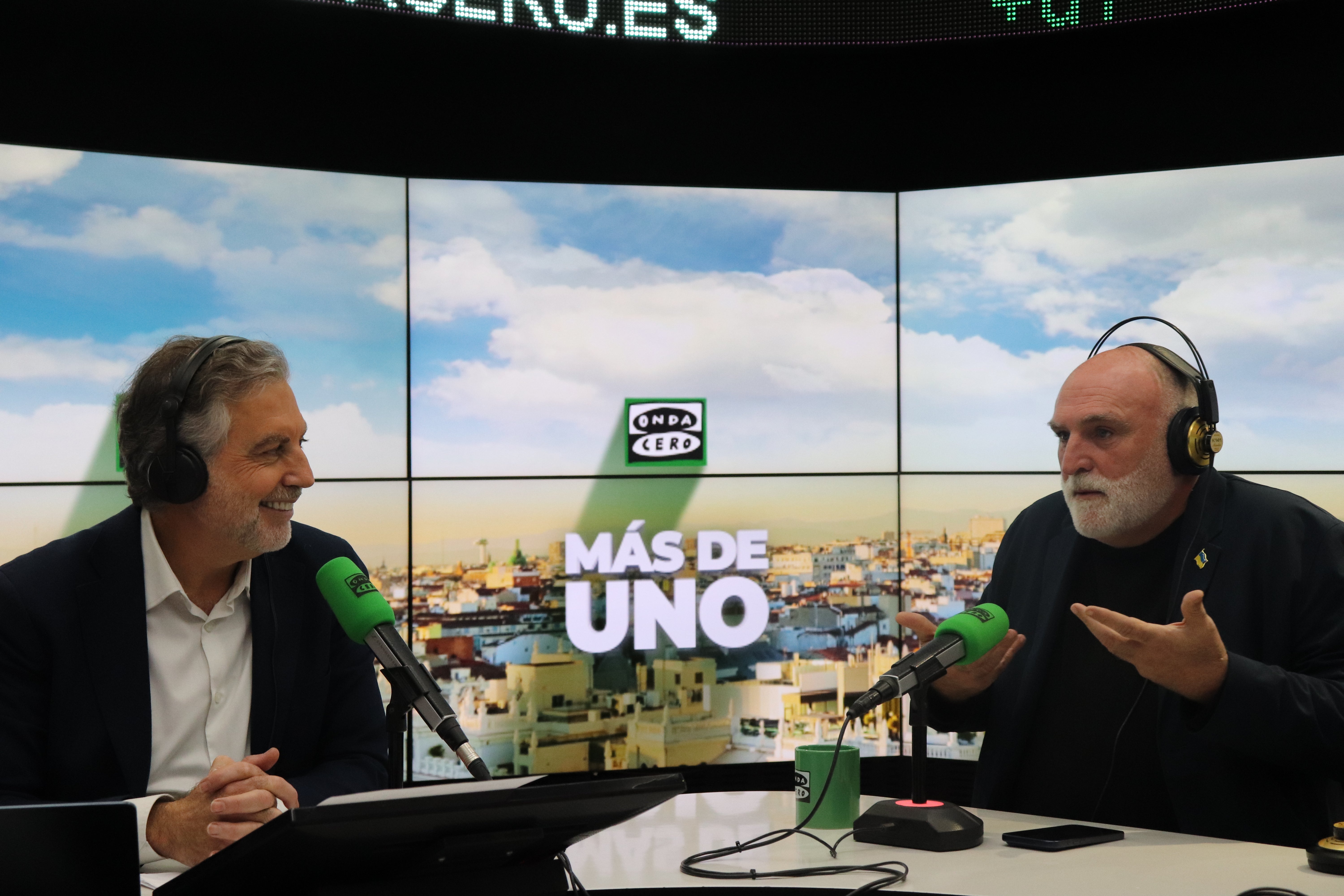 El chef José Andrés presenta su nuevo libro, 'Cambia la receta': "El regalo más bonito que le podemos hacer a alguien es cocinarle"