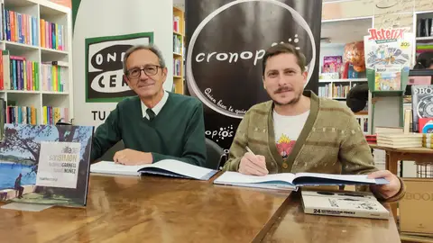 O escritor Luis Rei e o ilustrador Federico Granell para presentar o seu libro conxunto: “A Illa de San Simón”, editado na colección Illadas de El Patito Editorial Entre micros e libros