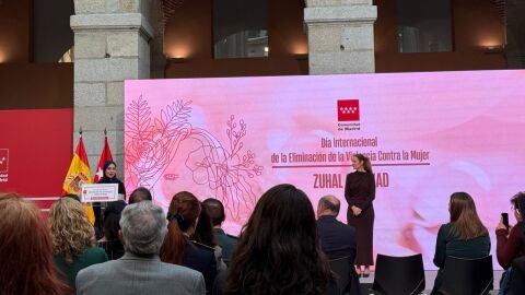 La consejera Ana Dávila observa el discurso de Zuhal Sherzad, activista afgana La consejera Ana Dávila observa el discurso de Zuhal Sherzad, activista afgana