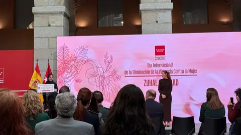 La consejera Ana Dávila observa el discurso de Zuhal Sherzad, activista afgana La consejera Ana Dávila observa el discurso de Zuhal Sherzad, activista afgana