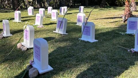 L&aacute;pidas simuladas en el Hort del Xocolater de Elche en la celebraci&oacute;n del 25N de 2025.