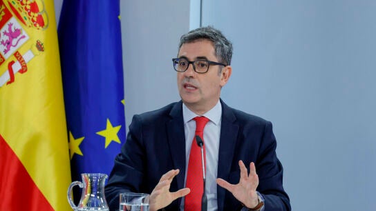 El ministro de Presidencia, Justicia y Relaciones con las Cortes, F&eacute;lix Bola&ntilde;os, durante la rueda de prensa posterior al Consejo de Ministros que se celebra en La Moncloa, este martes. EFE/ Zipi