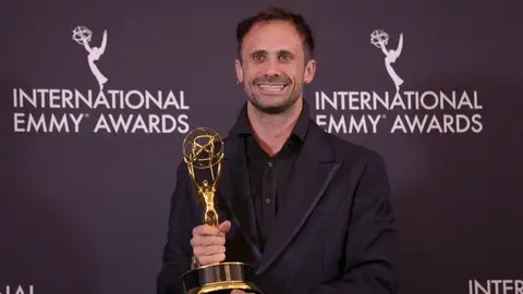 El actor español Oriol Pla posa con su premio en la sala de prensa durante la 53.ª edición anual de los Premios Emmy Internacional Así es 'Yo Adicto', la serie española por la que Oriol Pla ha ganado el Emmy Internacional a mejor actor