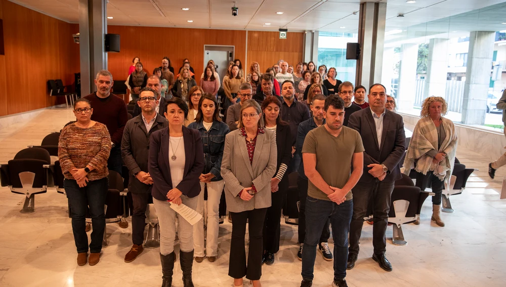 Imagen del minuto de silencio que se ha guardado en el Consell d'Eivissa Imagen del minuto de silencio que se ha guardado en el Consell d'Eivissa